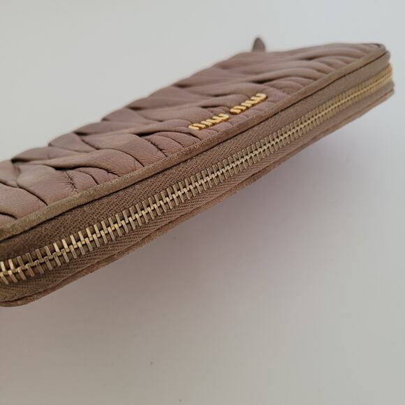 Miu Miu Wallet Matelasse Beige Large Accordion Card Holder Logo Leather Zip - Picture 3 of 10